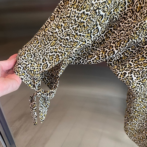 WHIMSICAL top! Zoom in 4 details like: "animal print", tie 3/4 sleeves, high/low - Picture 4 of 10